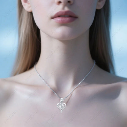 Naszyjnik z białym cyrkoniem w kształcie serca w pudełku z kokardą i różą