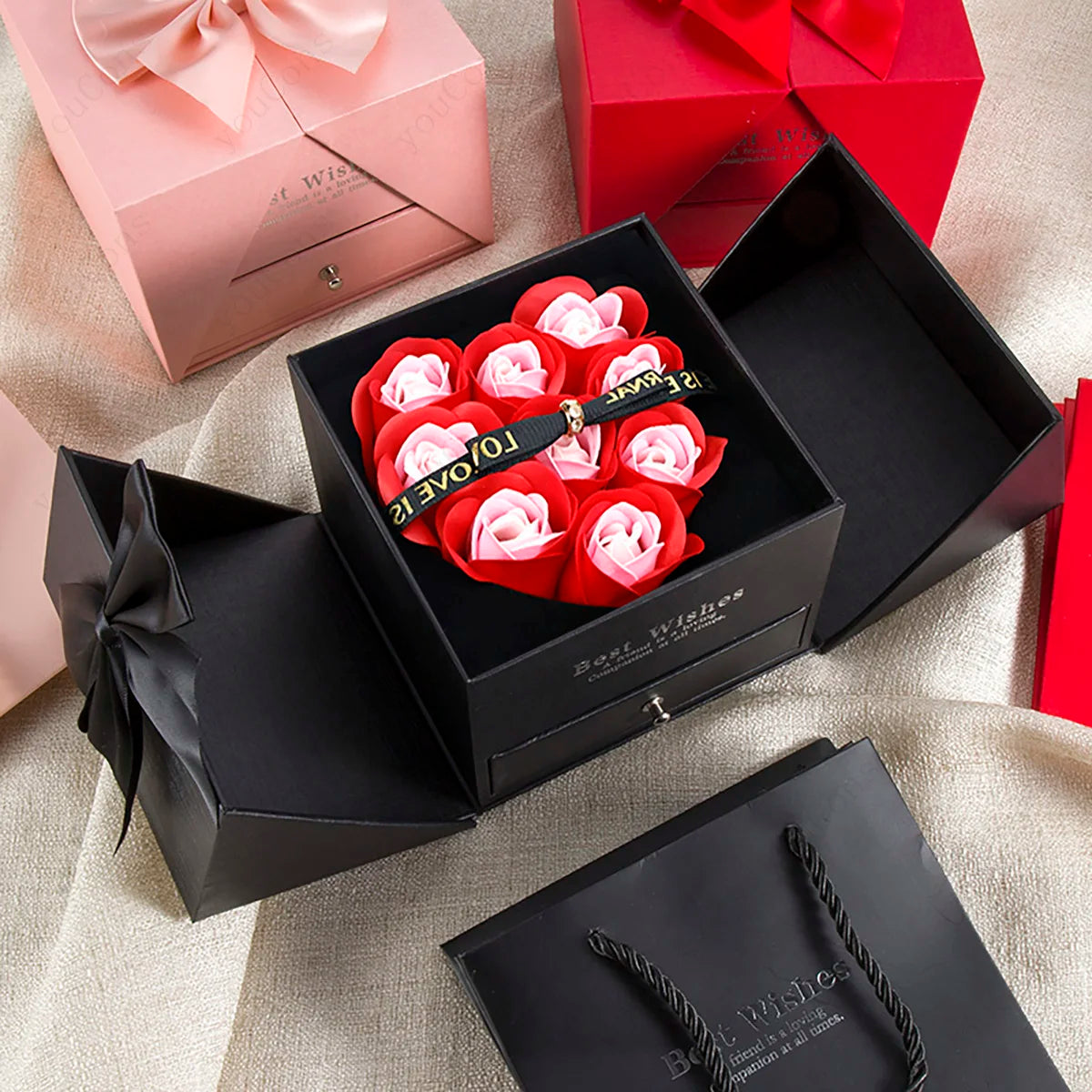 Naszyjnik z białym cyrkoniem w kształcie serca w pudełku z kokardą i różą