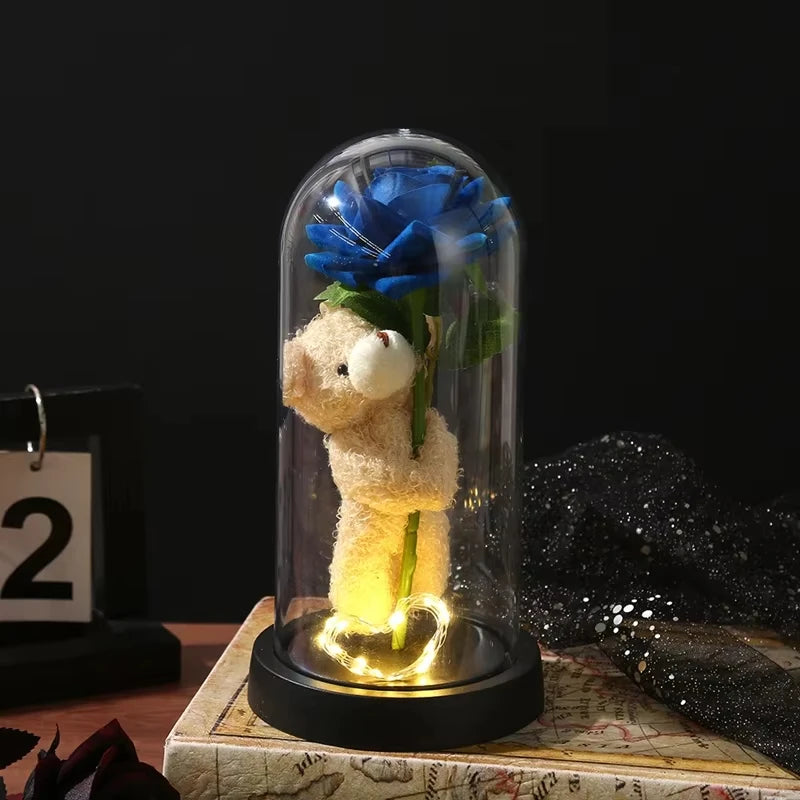 Wieczna róża w szklanej kopule z misiem – dekoracja i prezent