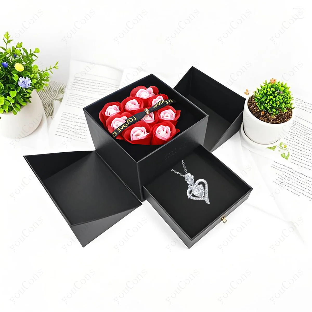 Naszyjnik z białym cyrkoniem w kształcie serca w pudełku z kokardą i różą