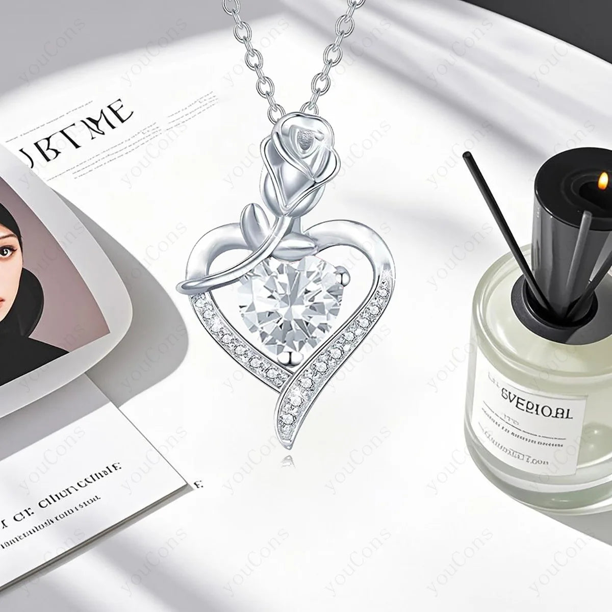 Naszyjnik z białym cyrkoniem w kształcie serca w pudełku z kokardą i różą