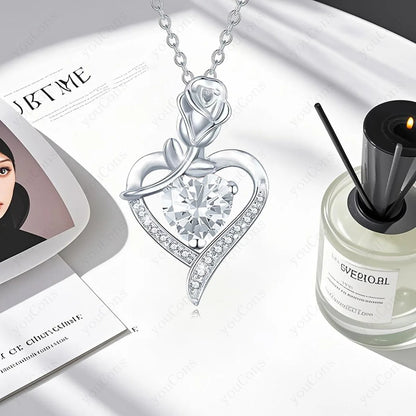 Naszyjnik z białym cyrkoniem w kształcie serca w pudełku z kokardą i różą