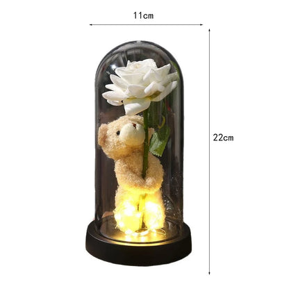 Wieczna róża w szklanej kopule z misiem – dekoracja i prezent